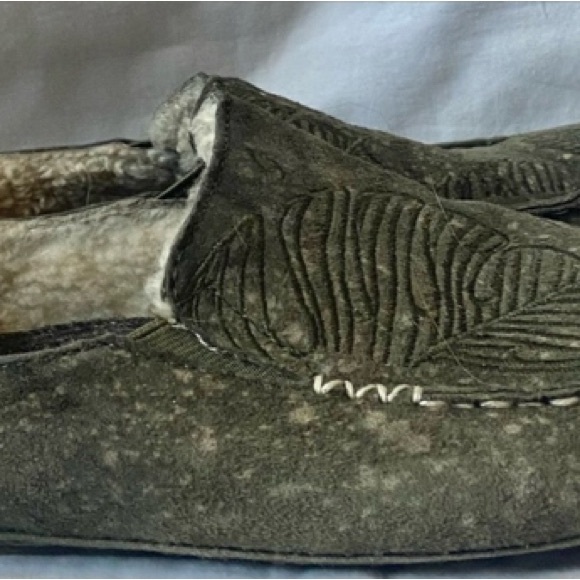 OluKai Women's Green Suede Slippers leaf pattern broken in but still very comfy! - Picture 3 of 5